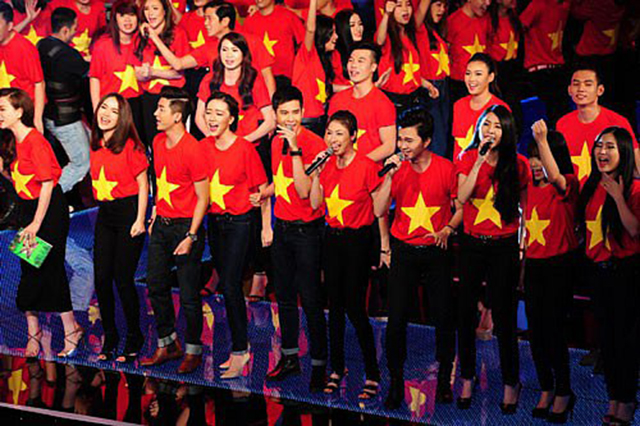 Áo đồng phục cờ đỏ vàng được sử dụng phổ biến